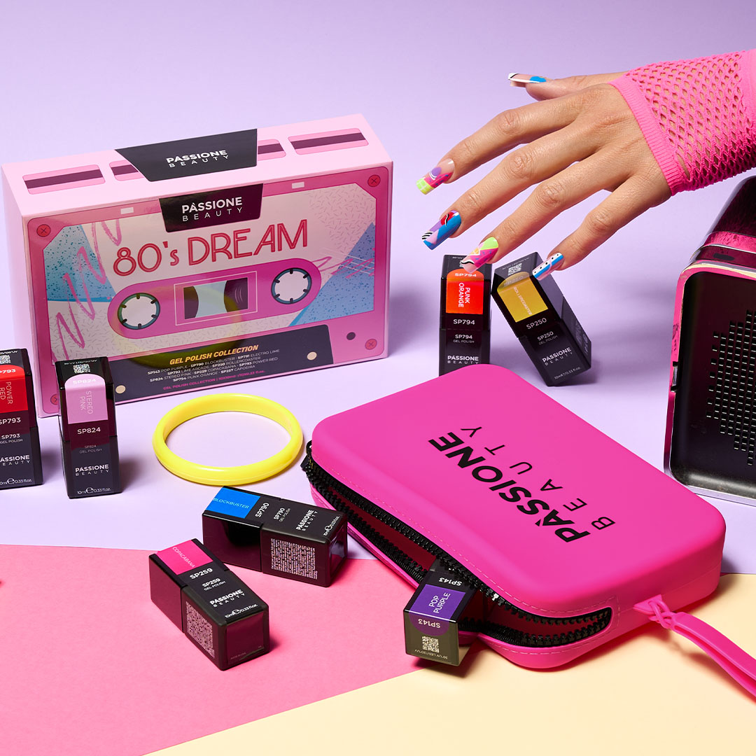 Mano con nail art a onde multicolore su smalto semipermanente gel neon, flaconi gel polish e pochette fucsia neon Passione Beauty su sfondo viola e giallo