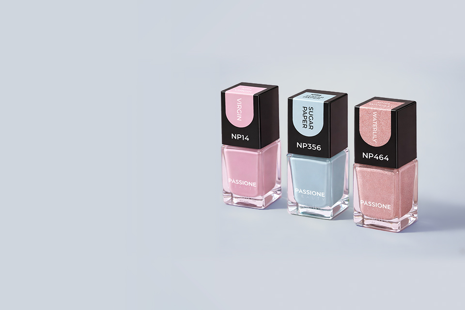 Set smalti classici Passione Beauty: rosso acceso, bianco latte, nero e rosa confetto fluido per nail art e ricostruzione unghie professionale.