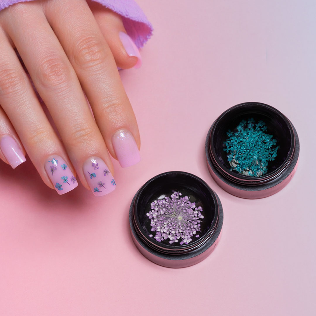 Unghie con smalto semipermanente rosa pastello e nail art fiori secchi lilla e turchesi, effetto glossy – Passione Beauty