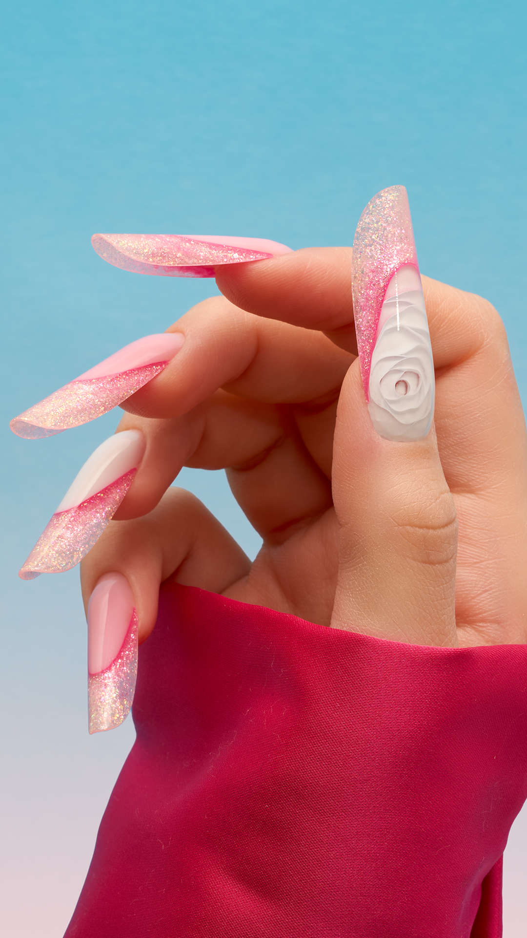 Nail art Passione Beauty efecto mármol rosa con rosas blancas en uñas stiletto extra largas. Reconstrucción de uñas profesional.