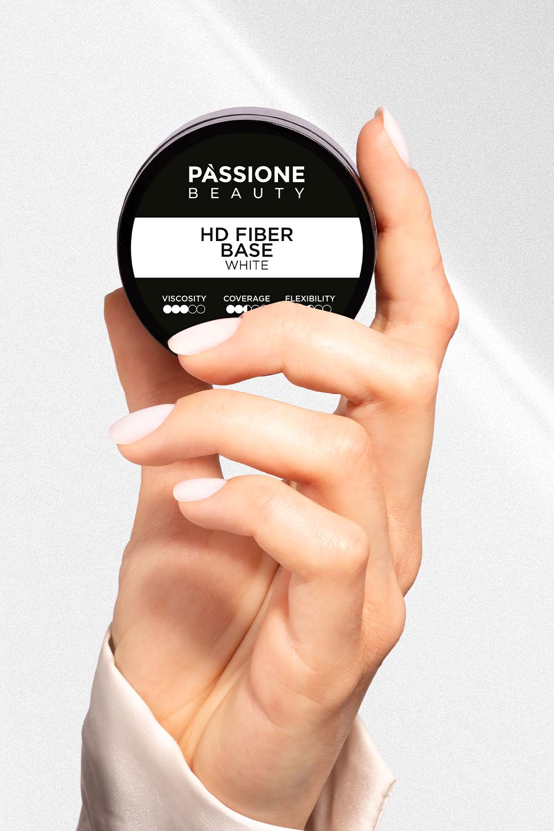 Prodotto Passione Beauty HD Fiber Base White tenuto da mano con unghie bianco latte effetto lucido. Ideale per ricostruzione unghie professionale.