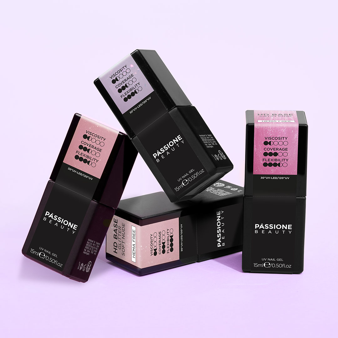 Basi Passione Beauty per unghie, flaconi professionali con base coat rosa pastello e nude rosato effetto glossy per manicure e ricostruzione unghie.