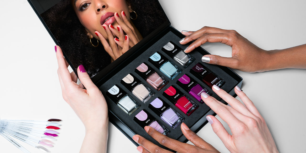 Palette vernis Passione Beauty avec manucure nude rosé brillante, couleurs du nude au rose intense pour nail art pro