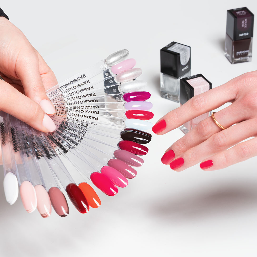 Nuancier vernis Passione Beauty avec manucure rouge vif brillante, palette du nude au fuchsia pour nail art professionnel