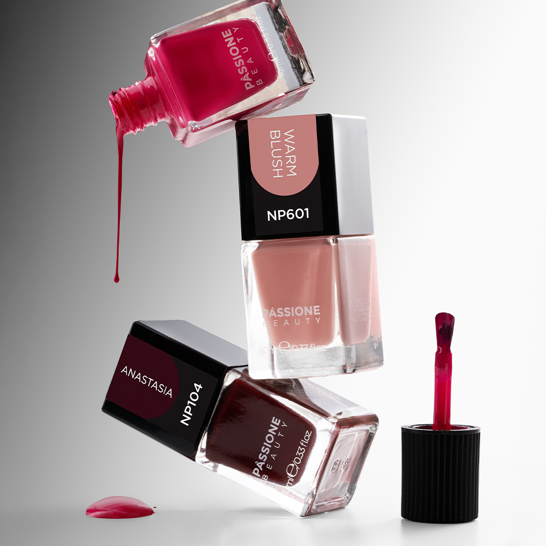 Vernis à ongles rose framboise et bordeaux Passione Beauty, effet brillant, flacons ouverts avec coulures de couleur pour nail art professionnel.