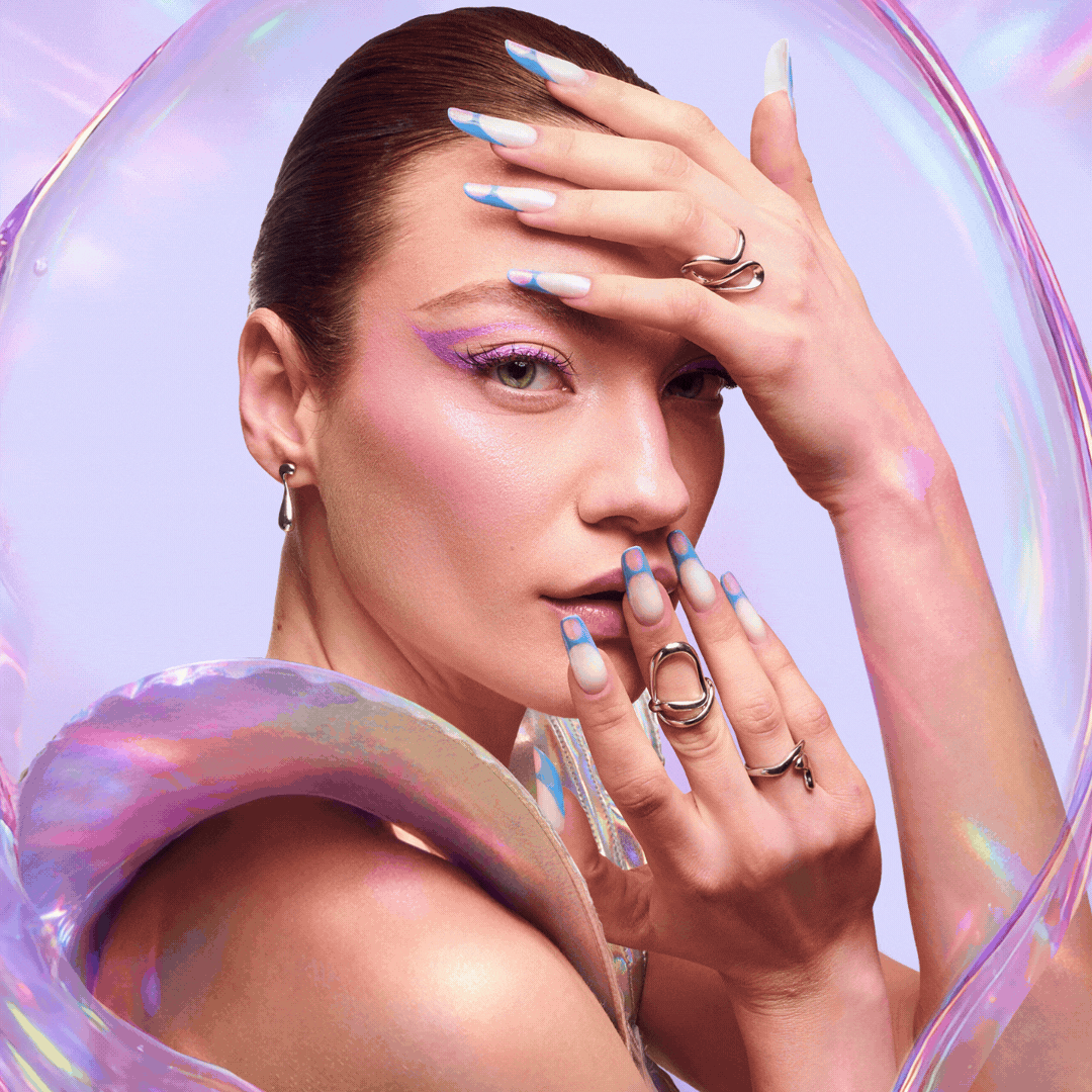 Nail art creativa Passione Beauty con french azzurro e bianco su unghie lunghe, make-up coordinato e riflessi olografici.