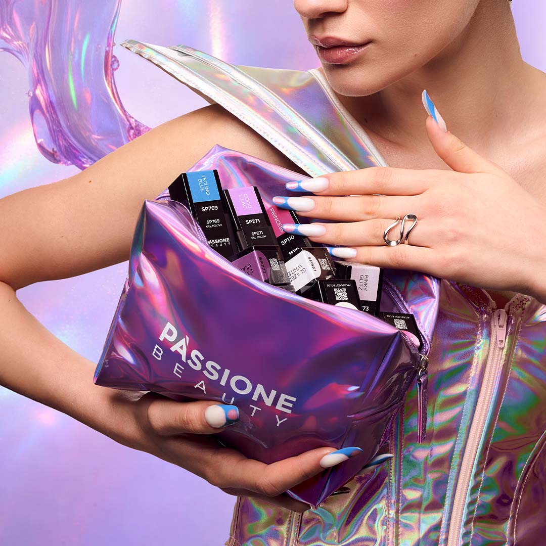 Nail art creativo de Passione Beauty con manicura francesa azul e blanca en uñas largas y efectos holográficos.