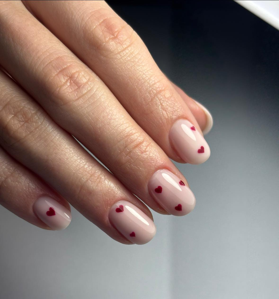 Passione Beauty ongles blanc laiteux avec petits cœurs rouges, vernis semi-permanent brillant, nail art romantique gel