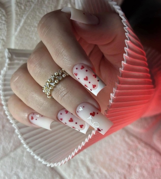 Passione Beauty ongles blanc laiteux avec petits cœurs rouges, vernis semi-permanent brillant, nail art romantique gel