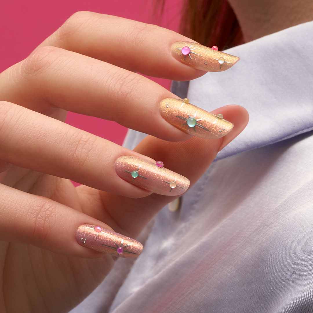 Ongles Passione Beauty pêche nude effet perlé avec strass colorés. Nail art élégant et lumineux pour manucure professionnelle.