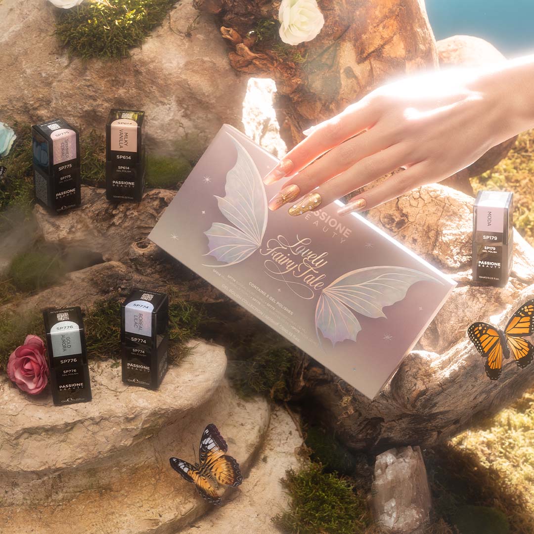 Main avec ongles nude rosé pailleté et nail art brillant, coffret et vernis semi-permanents professionnels Passione Beauty.