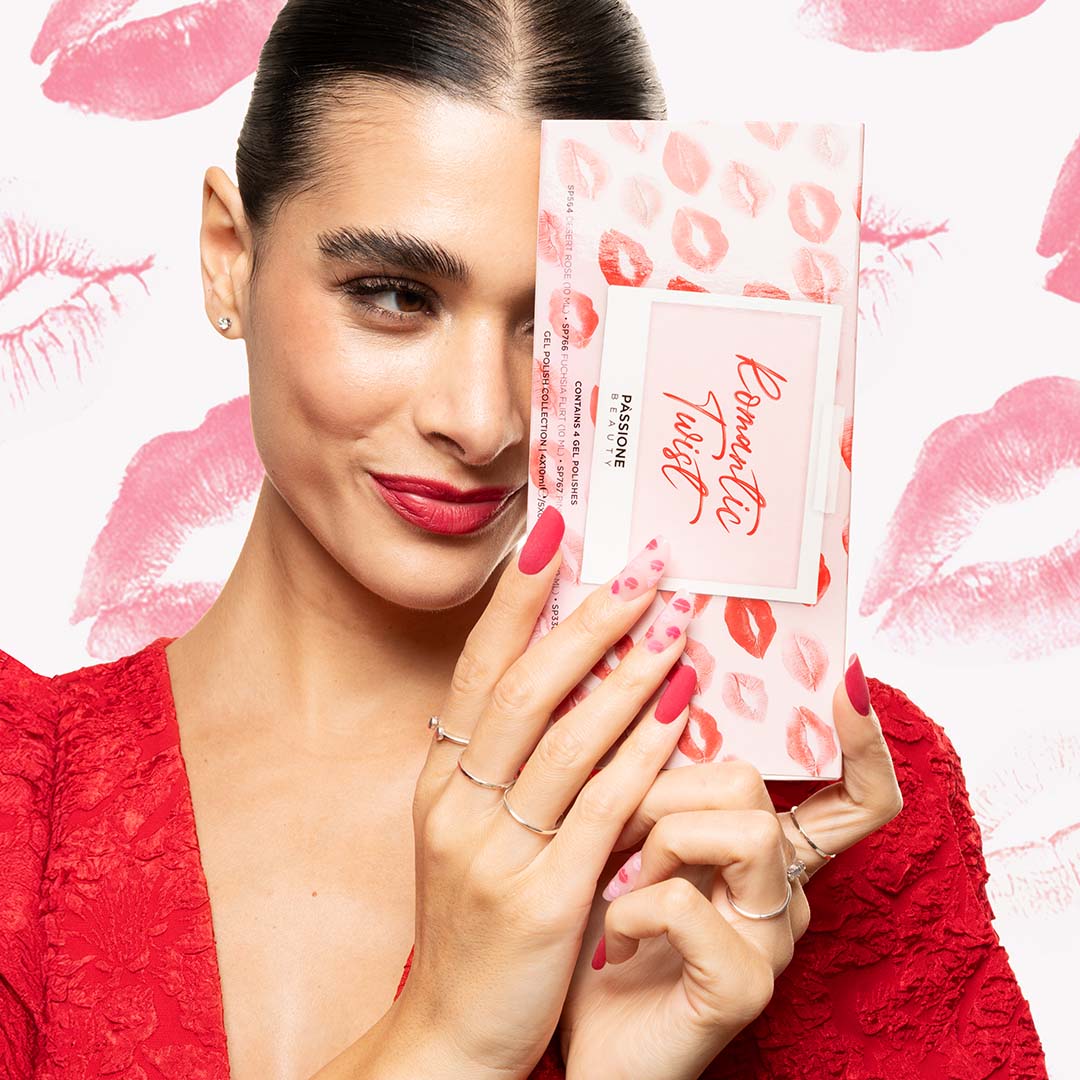 Vernis semi-permanent rouge intense brillant Passione Beauty, manucure professionnelle avec nail art romantique pour prothésistes ongulaires.