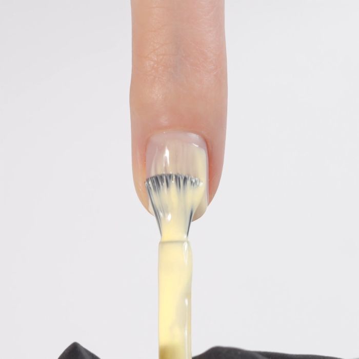 Aplicación de Esmalte semipermanente SP796 Butter Yellow