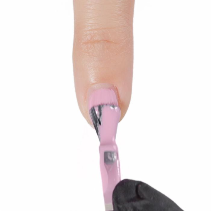 Anwendung von Nagellack NP14 Virgin