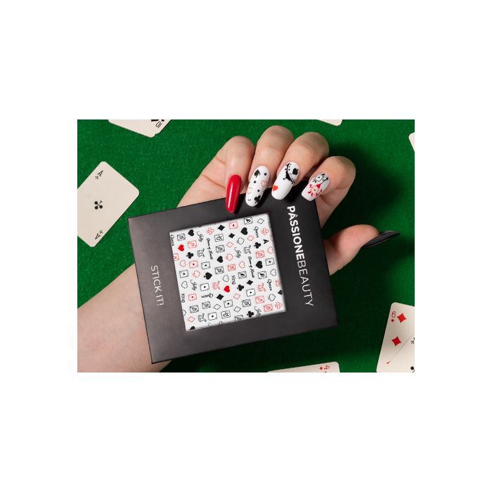 Nail art temático Card Game con Nail Stickers