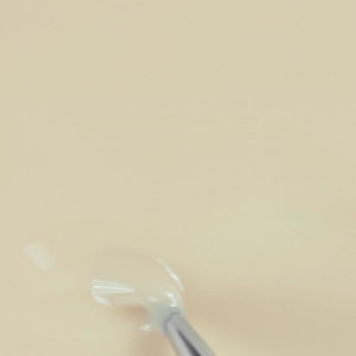 Anwendung von UV Nagellack SP658 Milky Soft Porcelain 