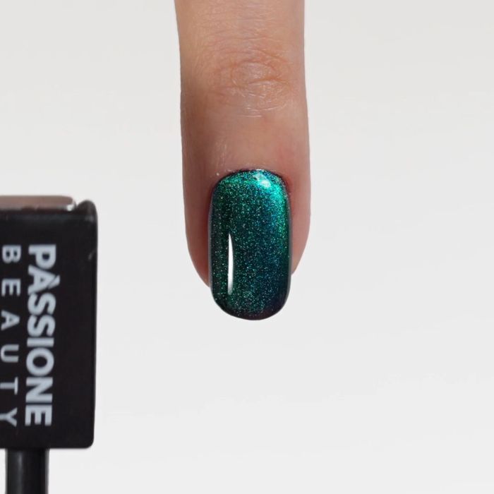 Application de Vernis semi-permanent VS154 Green 5D Cat's Eyes