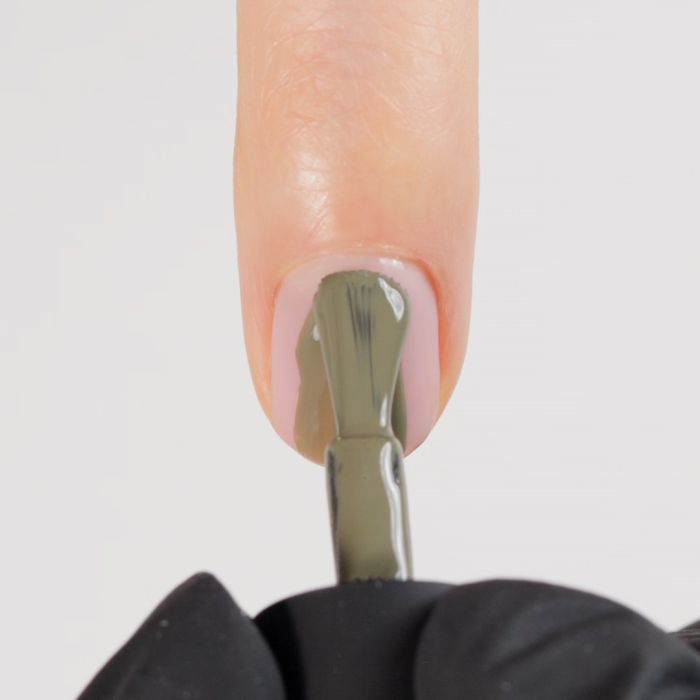 Aplicación de Esmalte Semipermanente EPC125 Martini Olive