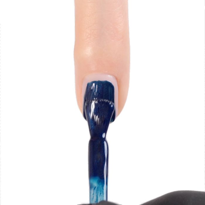 Aplicación de Esmalte semipermanente SP561 Blue Dream