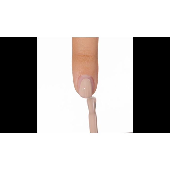 Anwendung von UV Nagellack NL740 Creamy Beige