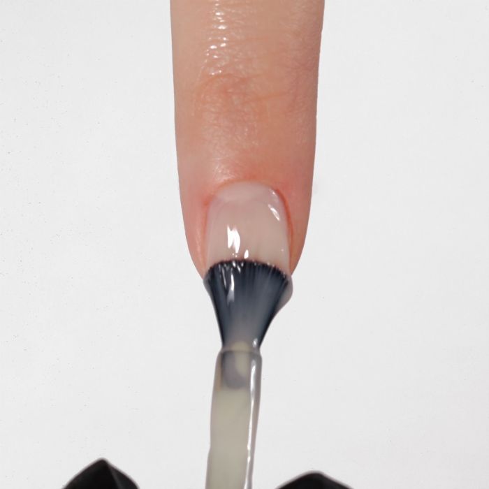 Anwendung von UV Nagellack SP659 Milky Soft Almond