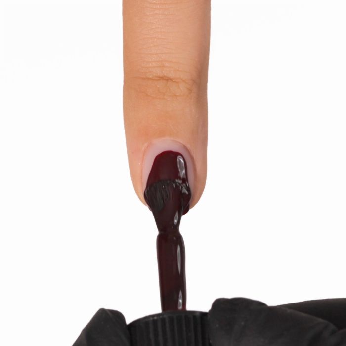 Anwendung von UV-Nagellack NL752 Rouge Noir