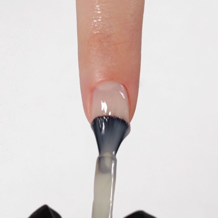 Aplicación de Esmalte semipermanente SP659 Milky Soft Almond
