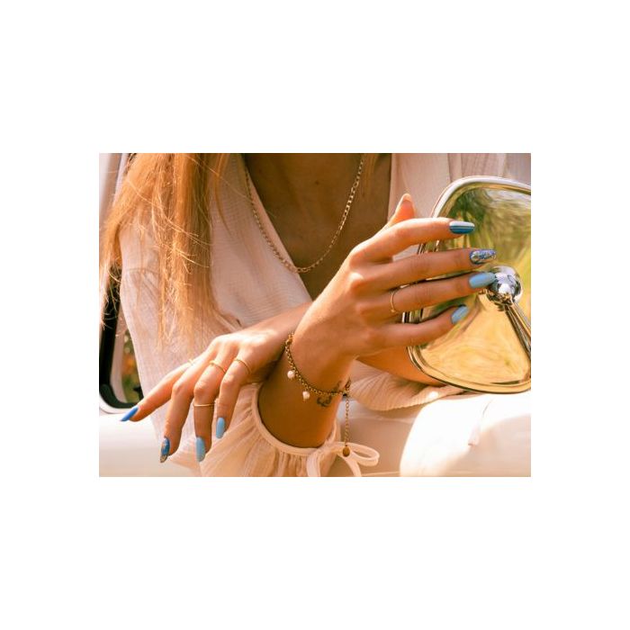 Manicura azul y dorada