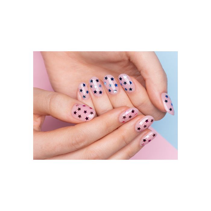 Nail art con estrellas metálicas