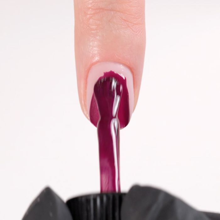 Application de Vernis semi-permanent SP632 Regal Berry