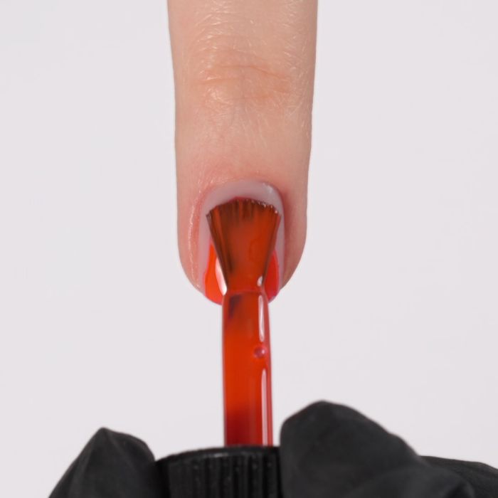 Anwendung von UV Nagellack NL32 Kiss