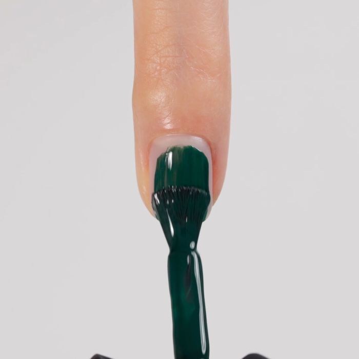 Application de Vernis semi-permanent VS109 Emerald