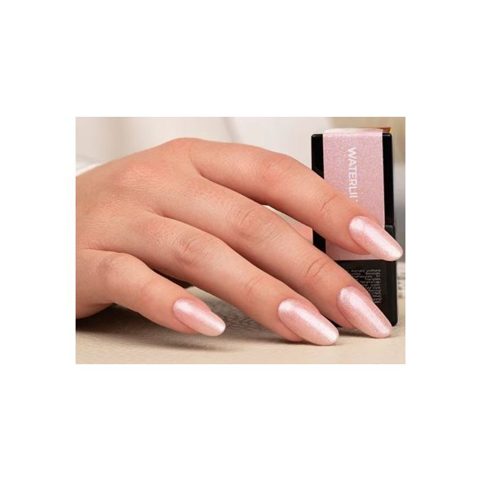 Metallic-Maniküre in Pink