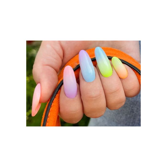 Manucure arc-en-ciel