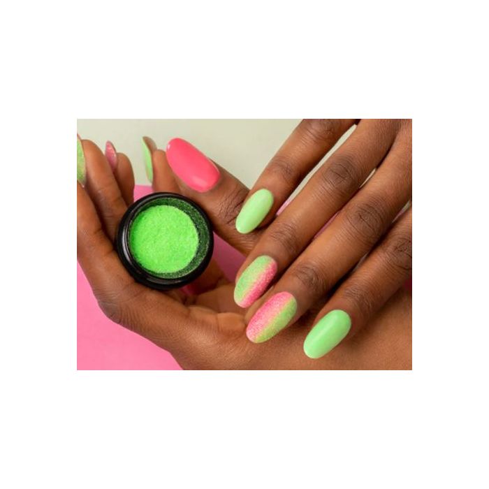 Manucure rose et verte fluo