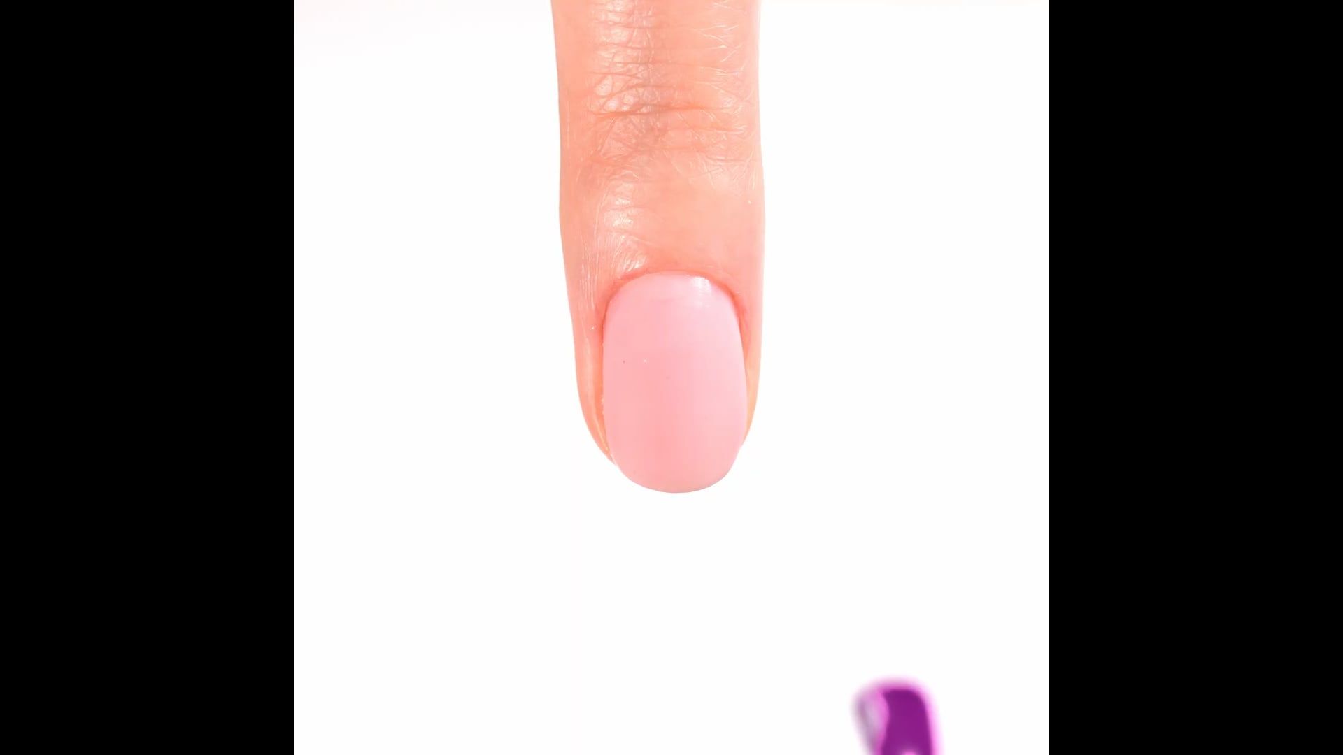 Application de Vernis semi-permanent SP690 Violet Folie