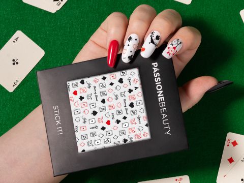 Nail art temático Card Game con Nail Stickers