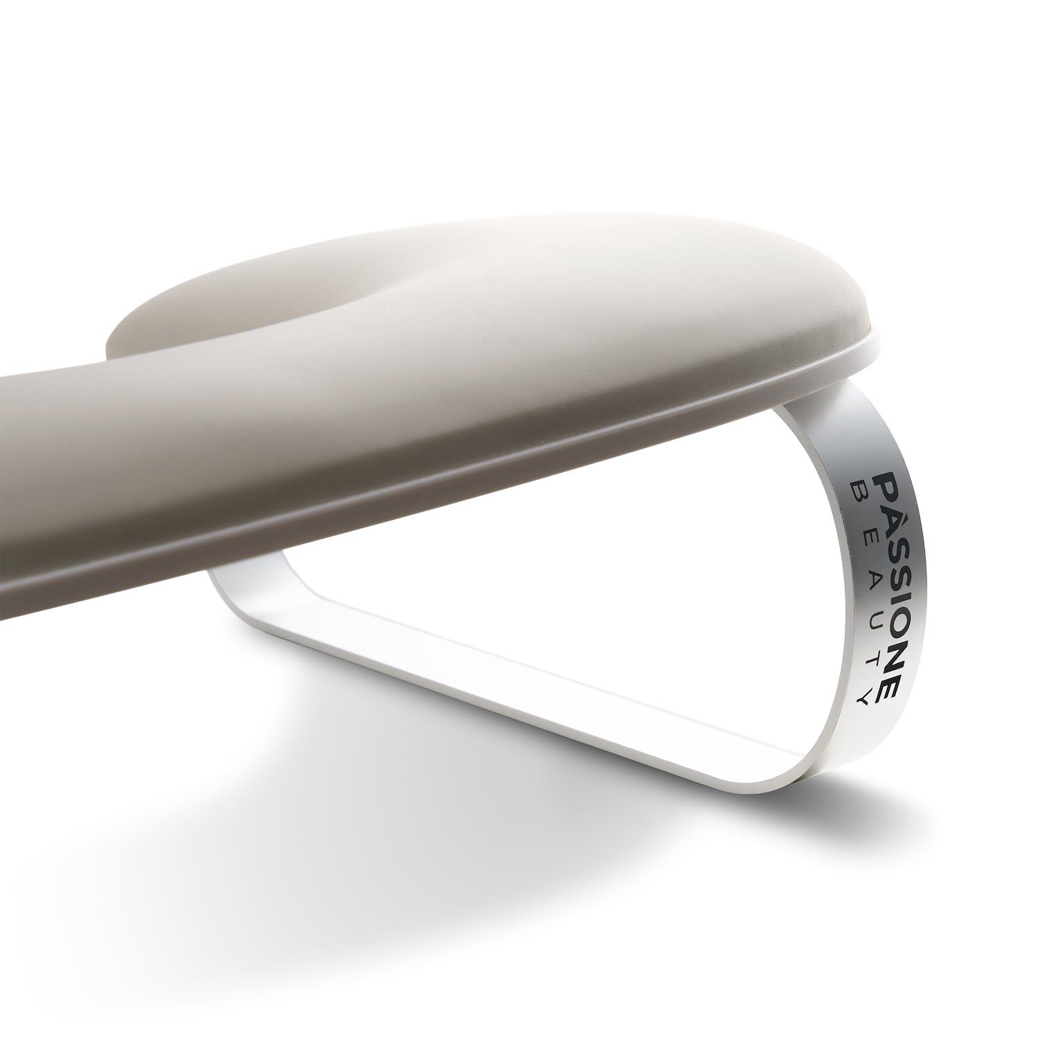 Almohada apoyabrazos para manicura en forma de media luna detalle