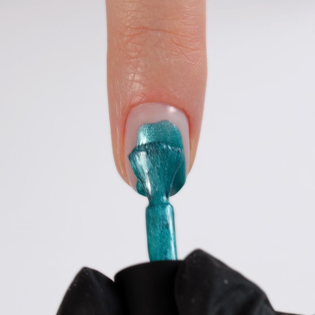 Application of Gel Nail Polish GPA01 Maracaibo