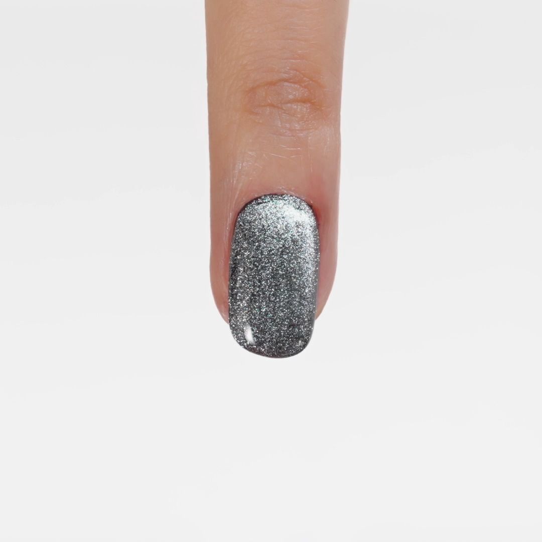 Anwendung von UV Nagellack NL194 Platinum Cat's Eyes