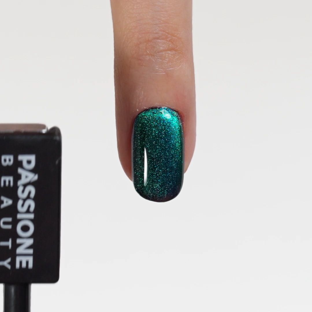 Application de Vernis semi-permanent VS154 Green 5D Cat's Eyes