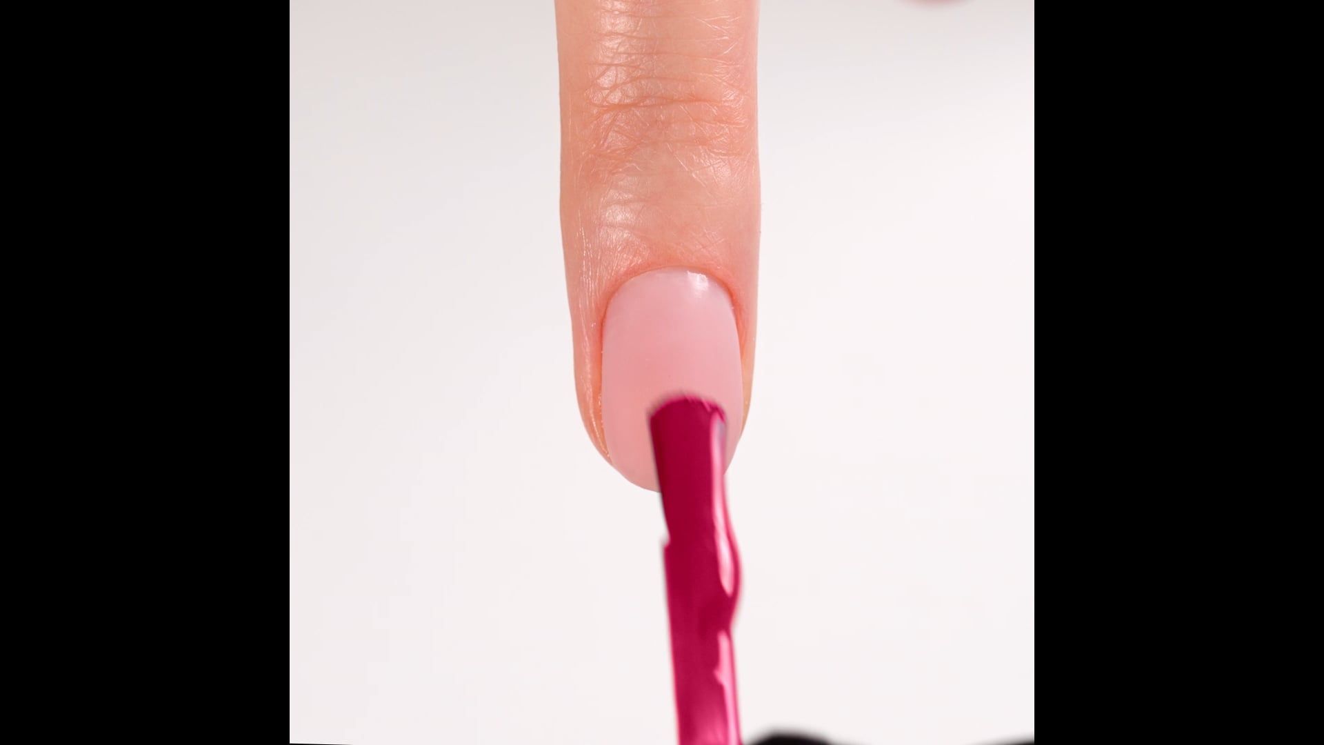 Aplicación de Esmalte Semipermanente SP566 Fuchsia Waterlily