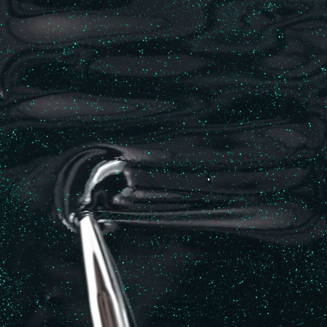 Anwendung von UV Nagellack NL214 Evergreen