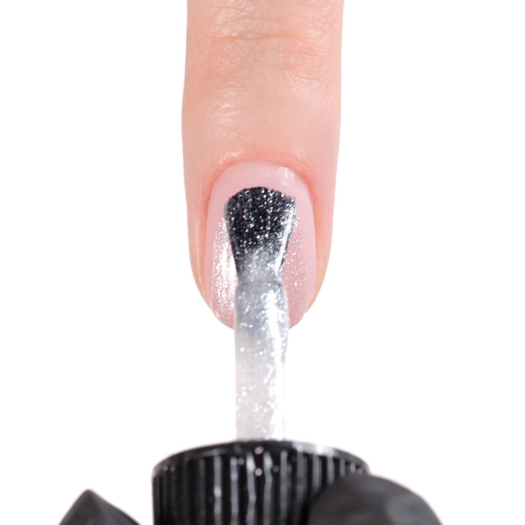 Application of Gel Nail Polish SP638 Let it snow