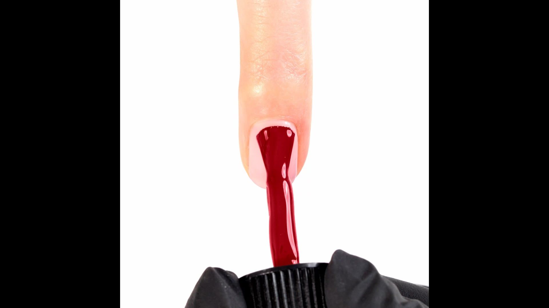 Aplicación de Esmalte semipermanente SP642 Cupid Ruby