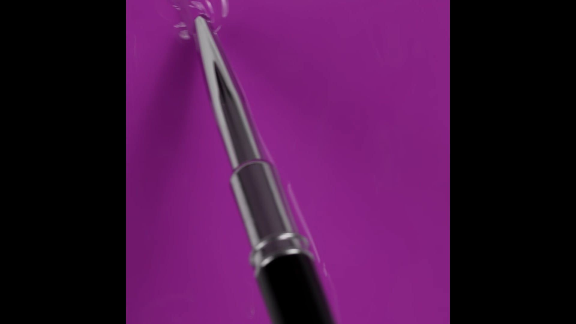 Application de Vernis semi-permanent SP690 Violet Folie