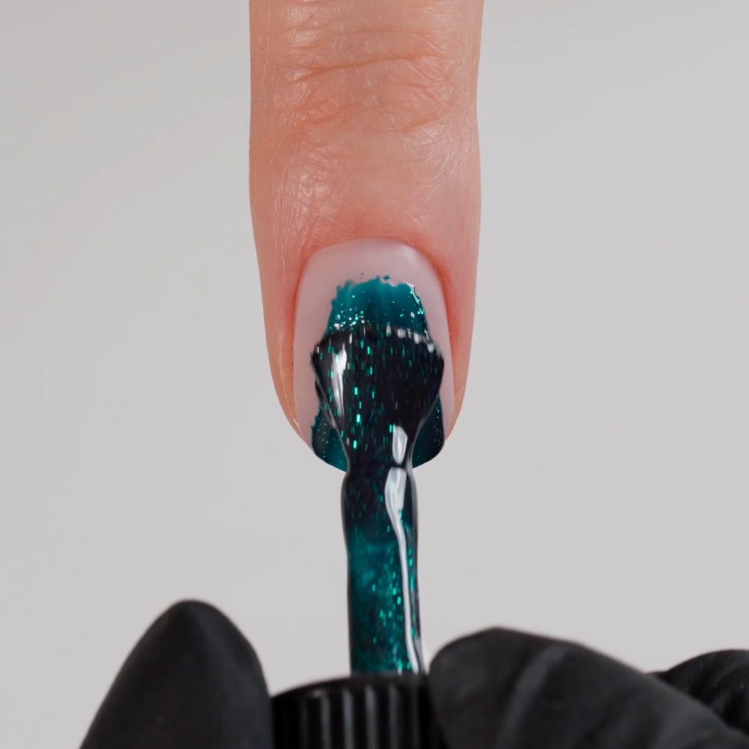 Anwendung von UV Nagellack NL214 Evergreen