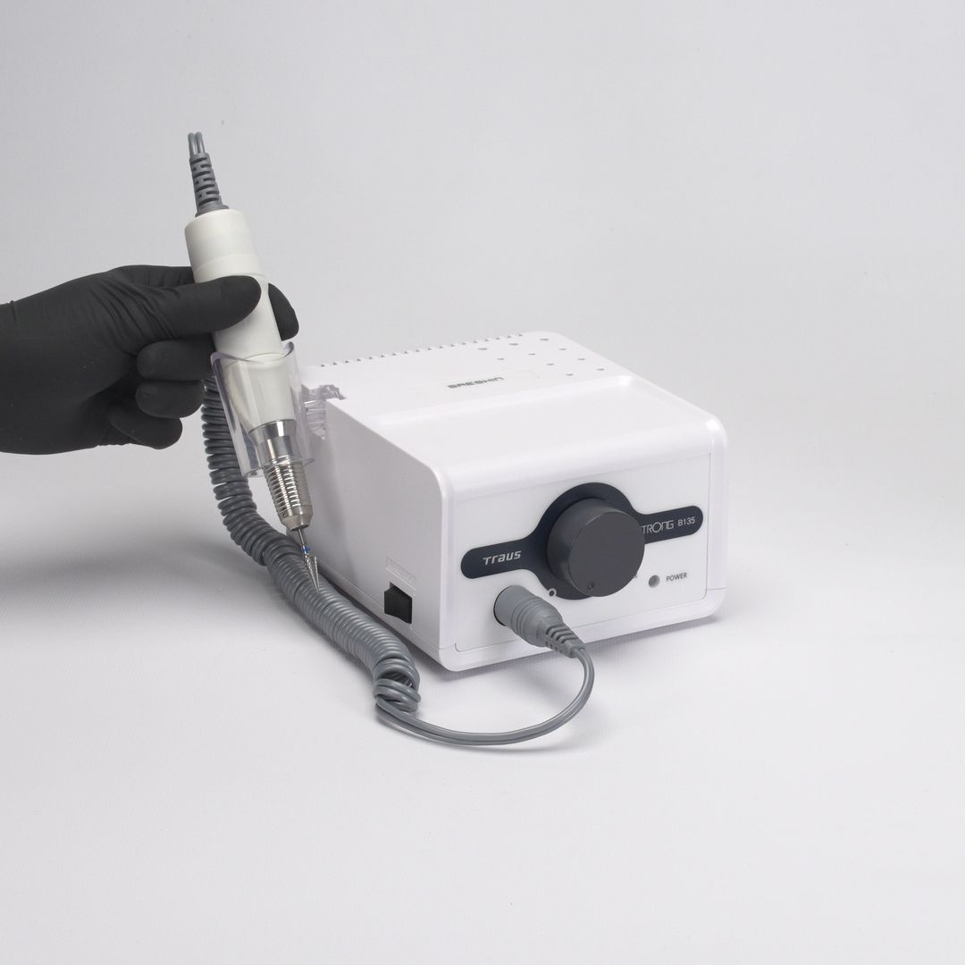 Aplicación de Torno Saeshin Strong B135 con mango 120II blanco