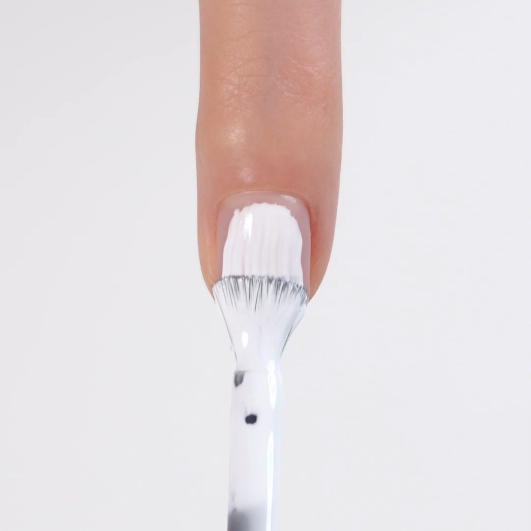 Application of Gel Nail Polish GP01 White 