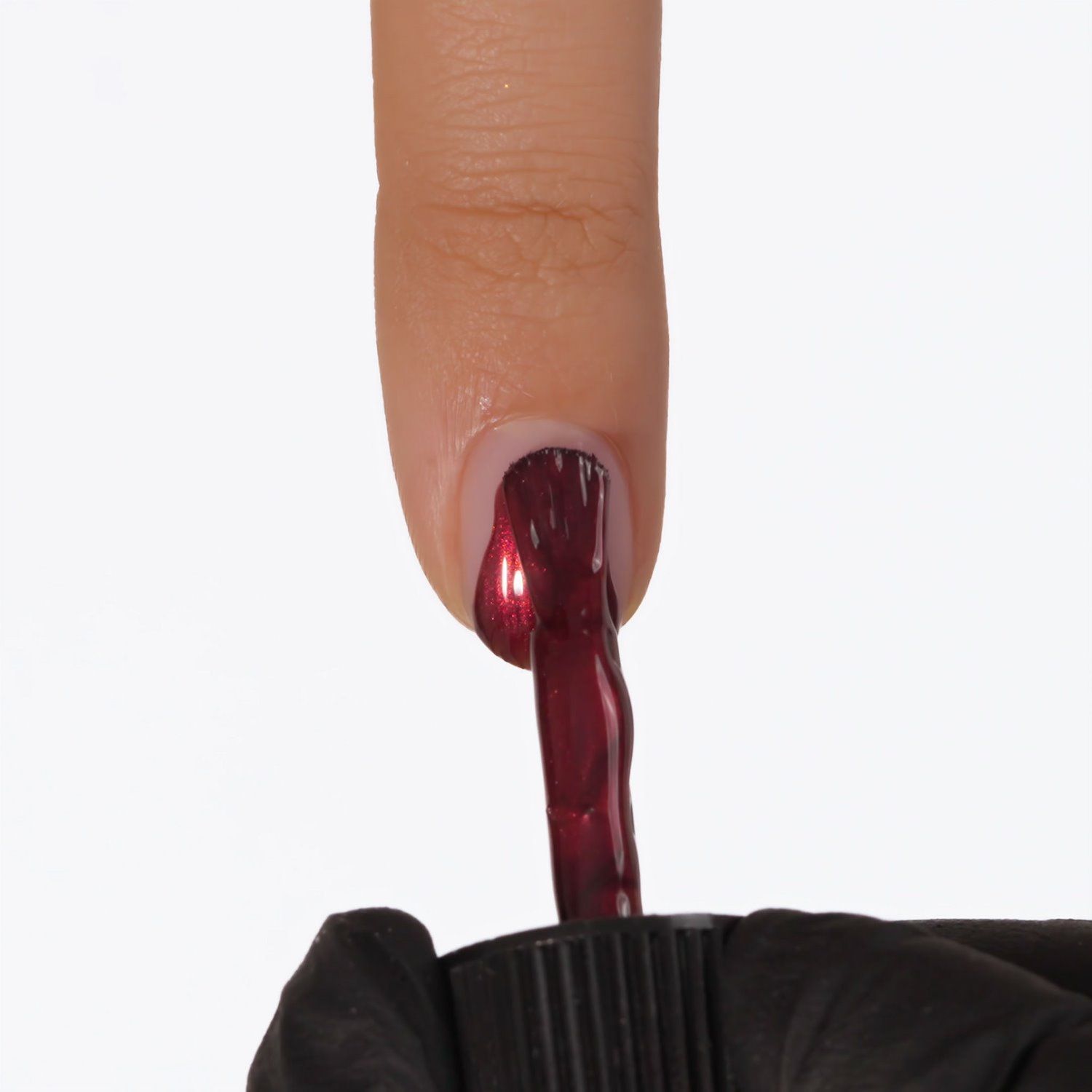 Anwendung von UV-Nagellack NL751 Vamp Bordeaux